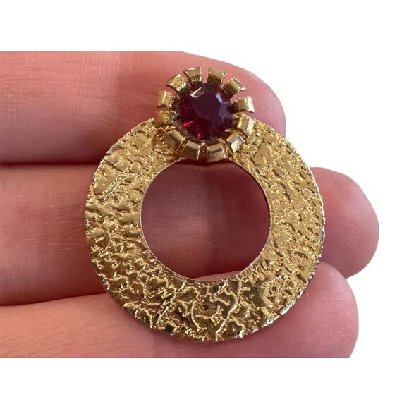 Vintage Gold Circle Brooch Gold Pin with Ruby Red Gem Detail Small - Picture 2 of 3